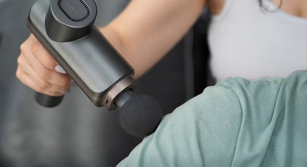 Terapia de percusión aplicada en hombro